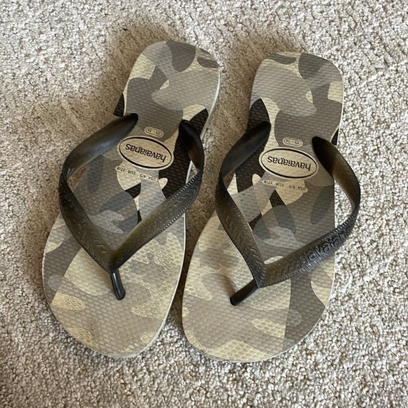 Like NEW Havaianas Gray Camo Flip Flops, Thongs, Grey Havaianas, size 6 - Picture 3 of 10